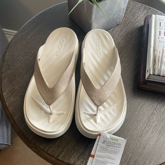 CROCS Women's Cream and Tan Sandals NWT - Picture 1 of 6